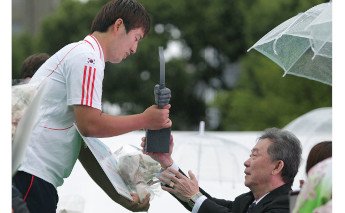 Entrega Trofeo para el campeonato mundial de tiro con arco de la FITA